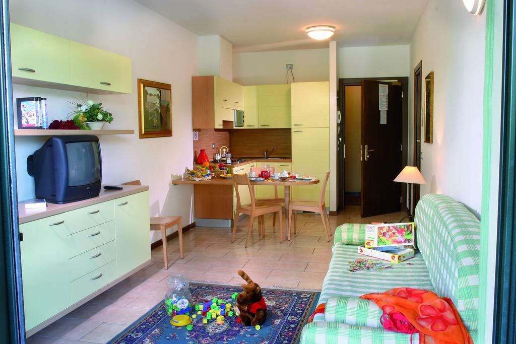 Residence Spiaggia D'Oro Дезенцано-дель-Гарда Екстер'єр фото