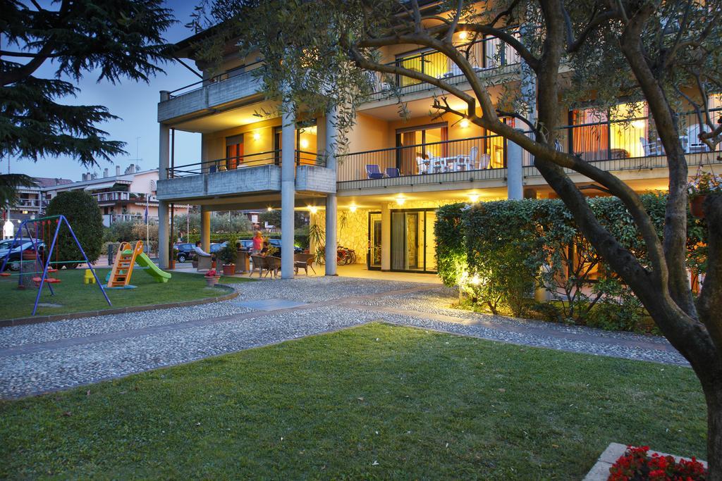 Residence Spiaggia D'Oro Дезенцано-дель-Гарда Екстер'єр фото