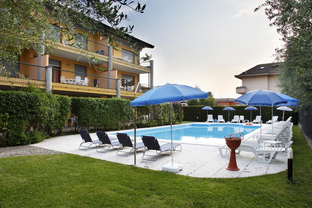Residence Spiaggia D'Oro Дезенцано-дель-Гарда Екстер'єр фото