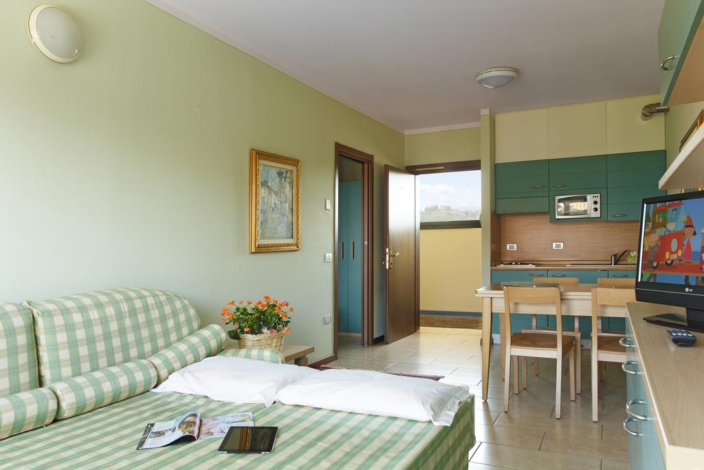 Residence Spiaggia D'Oro Дезенцано-дель-Гарда Екстер'єр фото